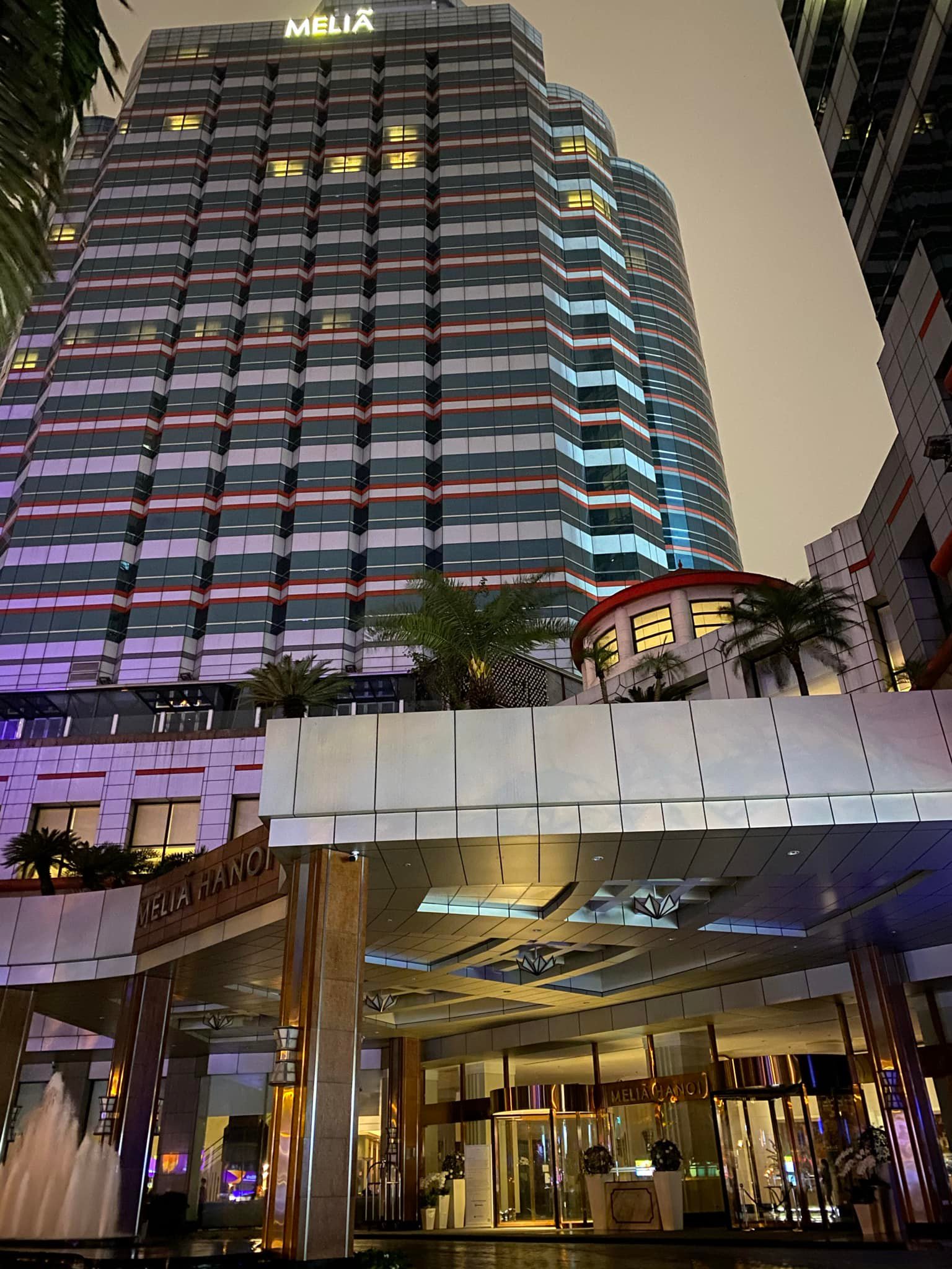 Bể bơi Meliá Hà Nội