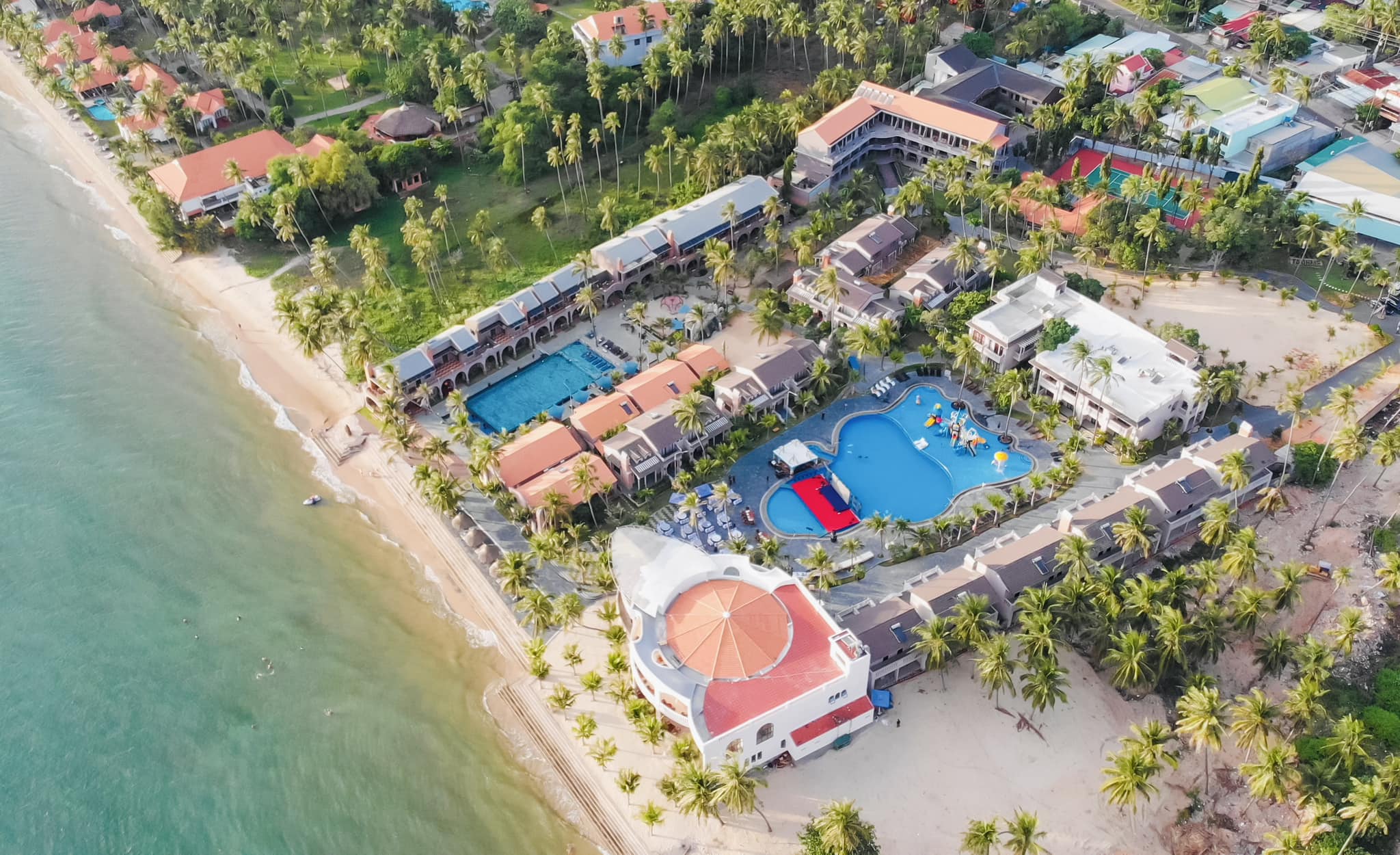 Toàn cảnh resort nhìn từ trên cao.