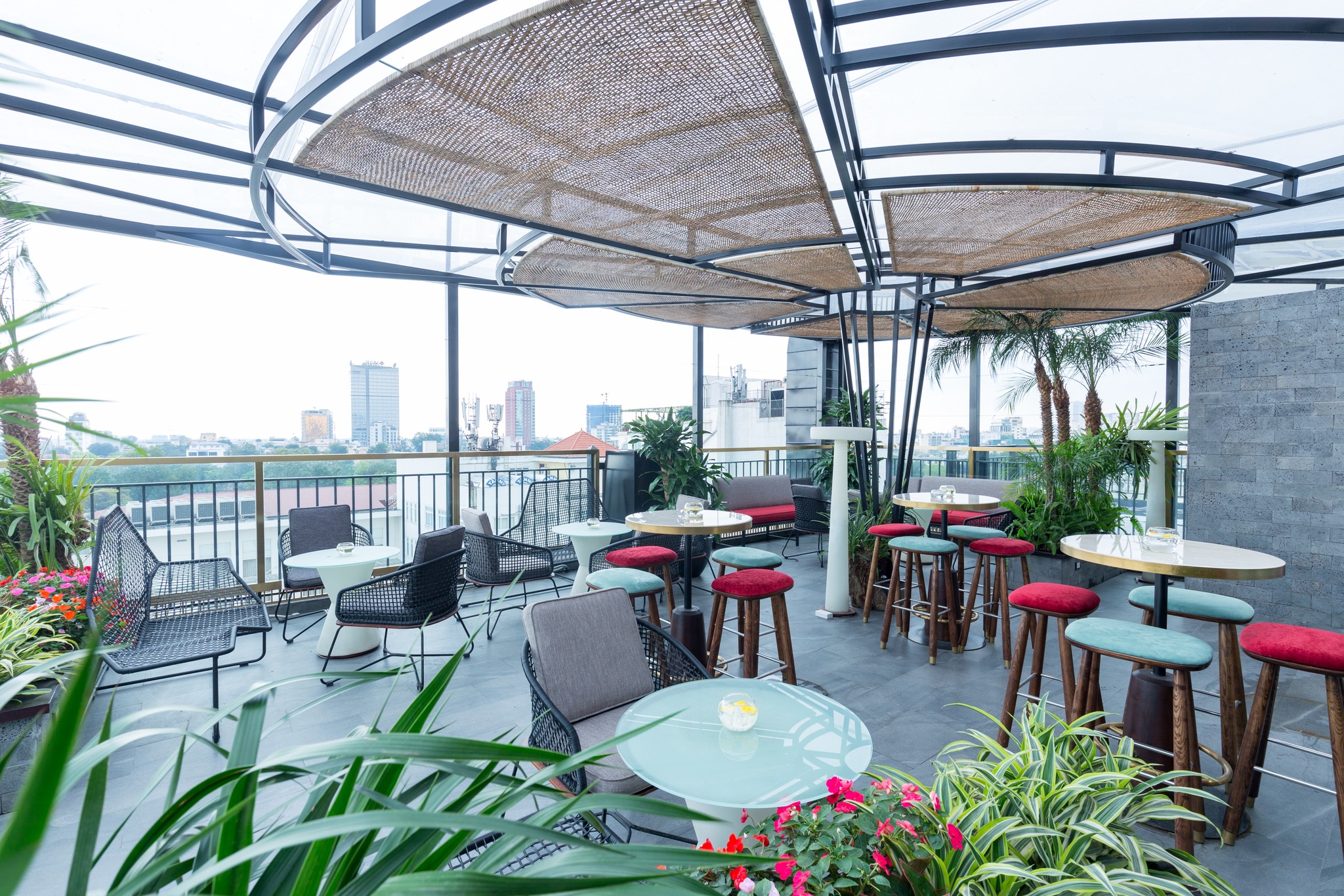 Khách sạn The Chi Boutique Hà Nội: Trải nghiệm rooftop bar có “view” đẹp nhất khu phố cổ