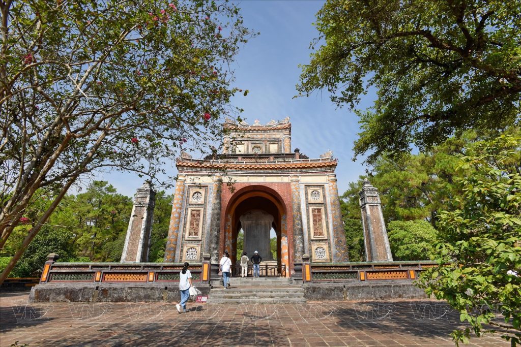 Hồ nước xanh mướt trong Khiêm Lăng