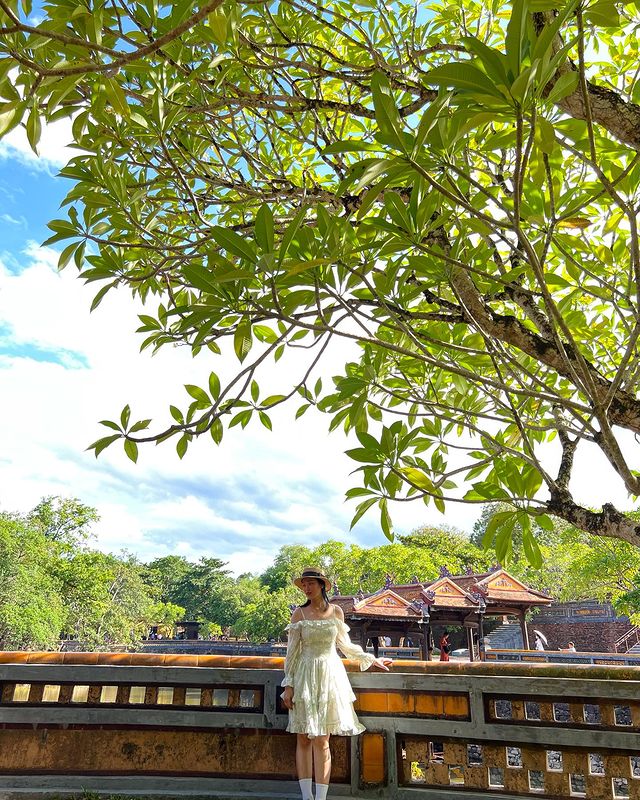 Hành lang gỗ cổ kính tại lăng Tự Đức