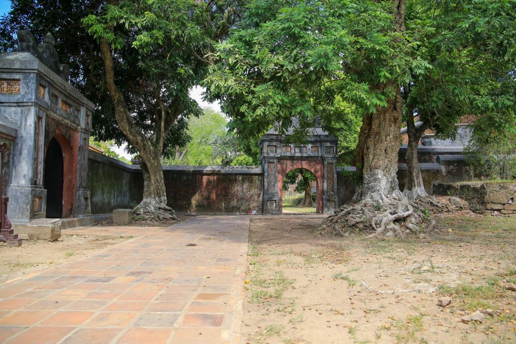 Bia đá lớn ghi chép lịch sử tại Khiêm Lăng