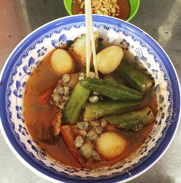 Khổ qua cà ớt ăn kèm mì