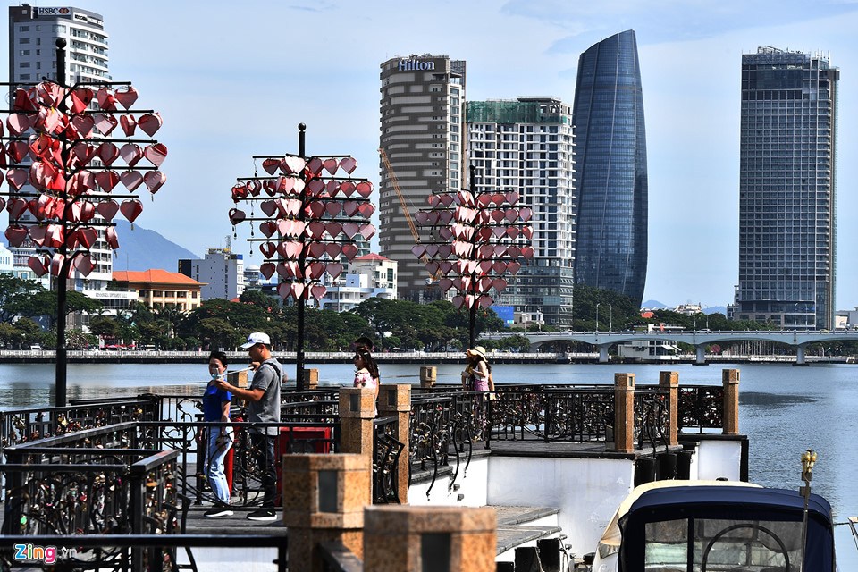 Cầu tàu tình yêu Đà Nẵng luôn đông đúc du khách bất kể ngày đêm do nằm ở vị trí đẹp