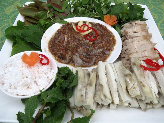 Khoai lang mắm sống cuốn lá cách đặc sản Vĩnh Long