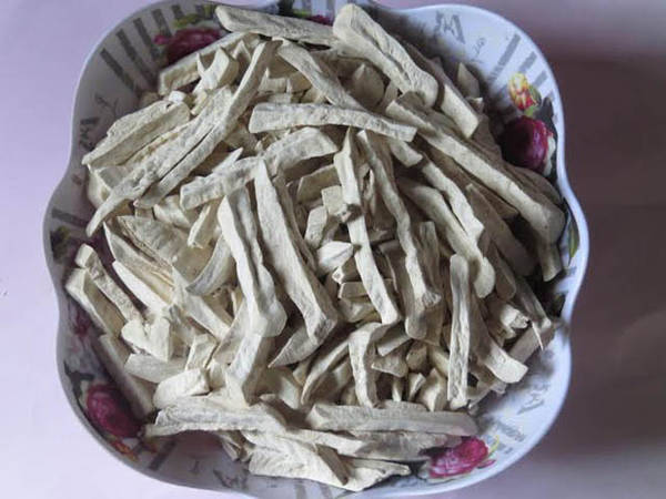Những lát khoai lang khô được phơi giòn để nấu khoai xéo Nghệ An.