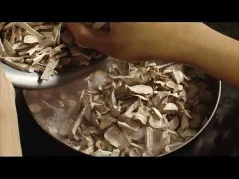 Đun mềm đậu và nếp trước khi cho khoai khô vào nấu khoai xéo Nghệ An.