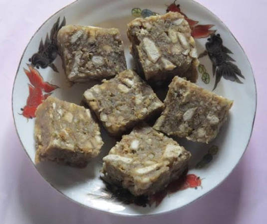 Khoai xéo Nghệ An được nén chặt và xắn mỏng khi ăn.