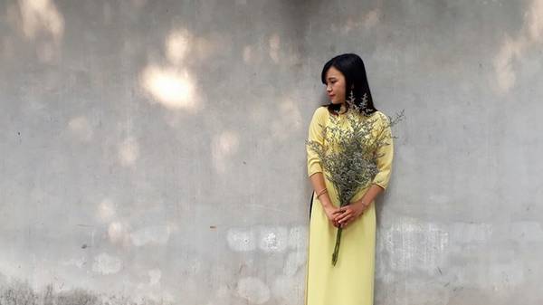 Nắng thu rất đẹp, trong vắt mơ màng, không quá gay gắt như nắng hè mà đem tới cảm giác an yên đến lạ. Sáng sớm tinh mơ, những gánh hàng hoa rong ruổi khắp phố phường, đêm về hương hoa sữa thơm nồng một góc phố.