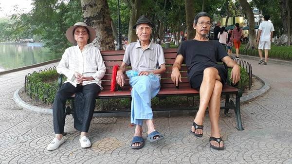 Những ngày thu về, người dân đất Hà thành dường như sống thư thả, chậm rãi hơn. Trong hình là các cụ già ngồi nghỉ sau bài tập thể dục chiều bên hồ Gươm.
