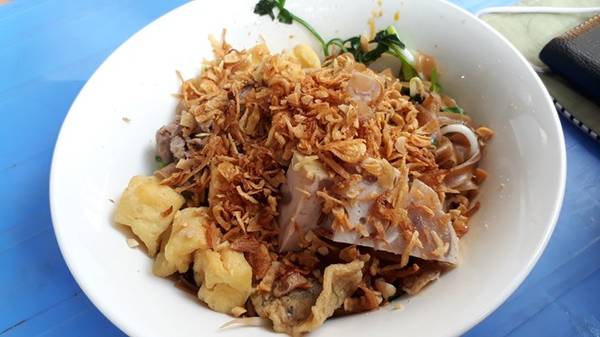 Chụp ảnh những món ăn đường phố là thú vui khi khám phá ẩm thực Hà Nội mùa thu.