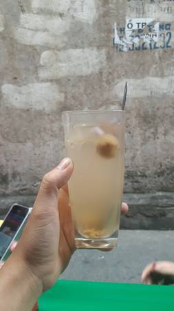 Ngoài trà đá, Hà Nội mùa này còn có nước sấu, chanh đào. Đây đều là những thức uống quen thuộc của người dân thủ đô.
