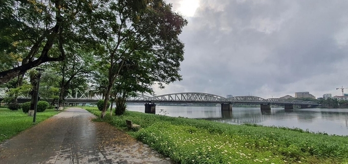 Đường đi bộ bờ Bắc sông Hương kéo dài từ chân cầu Trường Tiền đến chân cầu Dã Viên
