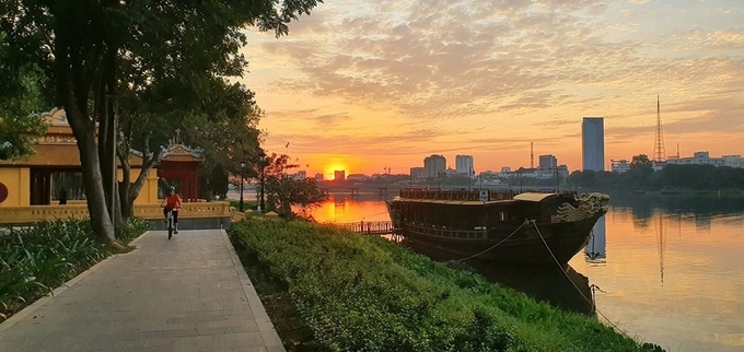 Người dân đạp xe thư giãn trên đường đi bộ bờ Bắc sông Hương