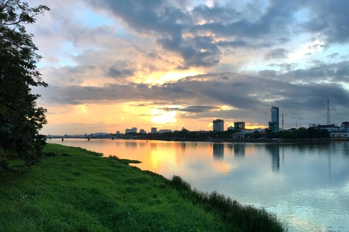Cầu Trường Tiền đổi màu lung linh nhìn từ đường đi bộ bờ Bắc sông Hương
