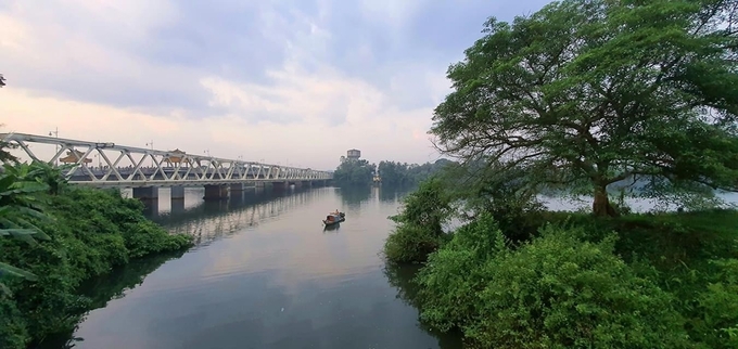 Cảnh sắc sông nước hữu tình bên đường đi bộ bờ Bắc sông Hương