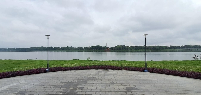 Khuôn viên sát bờ sông trước mặt Phu Văn Lâu, Kinh thành Huế là nơi ngắm cảnh lý tưởng. Vào buổi chiều và tối, nhiều thiếu niên đến chơi đá bóng, đánh cầu, trò chuyện và hướng tầm nhìn về con đường gỗ lim hơn 60 tỷ ở phía đối diện - bờ Nam sông Hương.