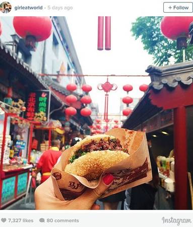 Bánh burger thịt lừa tại phố ăn vặt Wangfujing (Vương Phủ Tỉnh), Bắc Kinh.