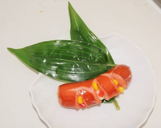 Có nguồn gốc từ Ý, polenta là loại bột bắp vàng được xay nhỏ nhưng không nhuyễn mịn như bột mì. Xúc xích Polenta là sự kết hợp hoàn hảo giữa polenta, bắp, phô mai… sẽ đem lại cho bạn trải nghiệm ẩm thực cực lạ và đáng nhớ với đủ hương vị béo béo, mằn mặn hòa lẫn vào nhau.