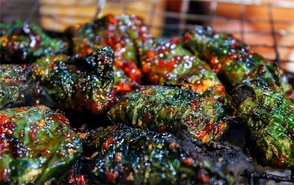 Gà phô mai gói lá lốt - món ăn vặt Sài Gòn kết hợp thịt gà sốt phô mai và lá lốt nướng