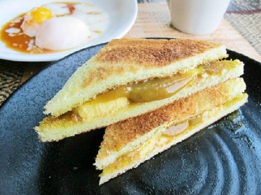 Bánh toast Singapore - món ăn vặt Sài Gòn đơn giản với bánh mì kẹp bơ và trứng
