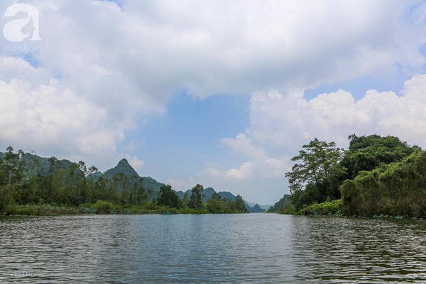 Dòng suối Yến hùng vĩ quanh chùa Hương