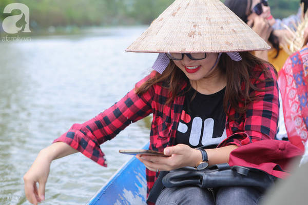 Tới chùa Hương, ngoài những ngày đầu năm cầu bình an, may mắn thì thời điểm hoa súng nở vào thu luôn thích hợp nhất để đi ngắm cảnh thưởng hoa.