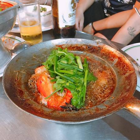 Miến xào cua hoặc tôm áp chảo: Là một món ăn hấp dẫn với những con tôm càng hoặc cua loại 1. Món này các bạn chịu khó ra khu Chinatown sẽ có rất nhiều nhưng duy chỉ có một hàng ngon nhất phải xếp hàng gần 1 giờ đồng hồ thì mới có bàn để ăn.