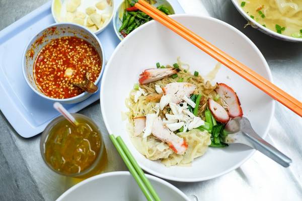 Mì vằn thắn: Có lẽ người Việt khá quen thuộc với món này ở khu quận 5 hay quận 11 nhưng các bạn nên nhớ rằng ở mỗi khu người Hoa tại mỗi đất nước khác nhau đều có hương vị đặc trưng riêng. Tương tự như miến xào tôm cua, các bạn nên tìm đến Chinatown để thưởng thức món này,ngoài ra các bạn có thể tìm thấy món này trong các FoodCourt tại Bangkok nhưng chắc chắn sẽ không ngon như ở khu Chinatown.