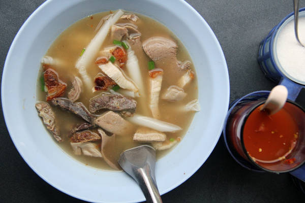 Guayjab nam sai: Hủ tiếu Hồ của người Thái, dọc xuyên suốt khu người hoa tại Bangkok các bạn sẽ dễ dàng tìm thấy món ăn này được bán rải rác dọc trục đường Yaowarat nhưng các bạn hãy tìm hàng nào đông nhất để thưởng thức nhé, vì người Thái họ sẽ sẵn sang xếp hàng hàng giờ đồng hồ cho những quán ăn họ cho rằng là ngon nhất.