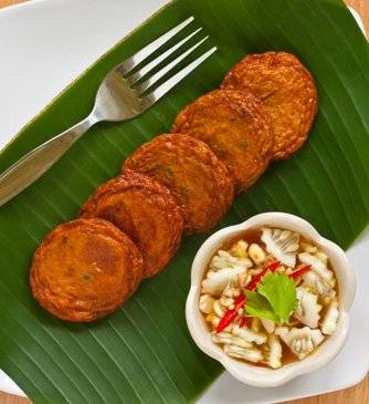 Chả cá chiên Thái Lan : Khá giống với món chả cá chiên Việt Nam nhưng chả cá của người Thái còn có thêm lá chanh và ăn kèm đậu đũa sống và nước sốt đặc trưng. Bạn có thể tìm kiếm món này ở bất cứ gánh hàng rong này tại Bangkok.