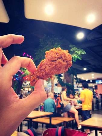 Cánh gà chiên KFC: Đã từng có nhiều người bảo mình điên khi qua Thái lại ăn KFC. Nhưng thật ra ở mỗi thị trường thì KFC lại có một món ăn đặc trưng riêng và đây chính là món gà chiên đặc trưng của KFC Thái Lan .Hãy đến KFC gần nhất và order ngay 1 phần cánh gà “WINGZ ZABB” ,bạn sẽ phải bất ngờ vì mùi vì đậm đà chua cay của món này đấy.