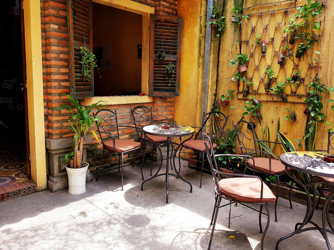 Chị Bùi Thị Lan Anh, từng học tập tại Hà Nội, nhưng sinh sống tại Sài Gòn, cho biết dù không thường uống cà phê, nhưng khi đến đây chị vẫn ấn tượng mùi cà phê mà quán pha chế. "Ngắm những mầm xanh vươn lên trong ánh nắng sau cơn mưa bên kia khung cửa mang lại cho mình một cảm giác nhẹ nhàng, như muốn trút bỏ mọi áp lực cuộc sống lại đằng sau", chị Lan Anh nói.