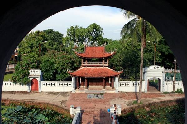 Chùa Bối Khê cổ kính với lối kiến trúc tam quan hai tầng tám mái soi bóng bên dòng sông nhỏ