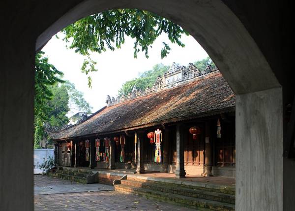 Các cột đá xanh được khắc câu đối nho trang nghiêm tại chùa Bối Khê
