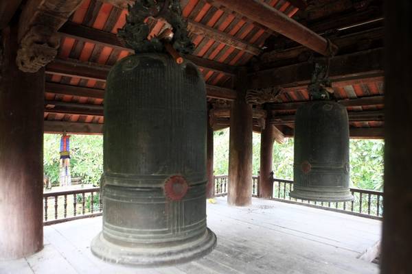 Quả chuông cổ đúc từ triều Nguyễn treo trên gác chuông chùa Bối Khê