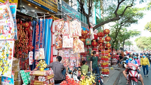 Hàng trăm câu đối trên nền giấy, vải đỏ rực được treo ở hầu hết các gian hàng. Đây cũng là mặt hàng được nhiều người ưa chuộng nhất. Giá dao động từ 50.000 đồng, tuỳ kích cỡ.
