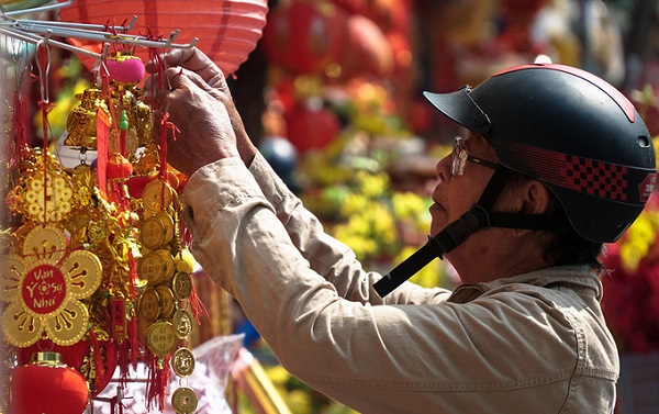 Những mặt hàng được bày bán ngay sát mặt đường. Khách có thể chạy xe từ từ để nhìn qua hoặc đi bộ để tham quan.