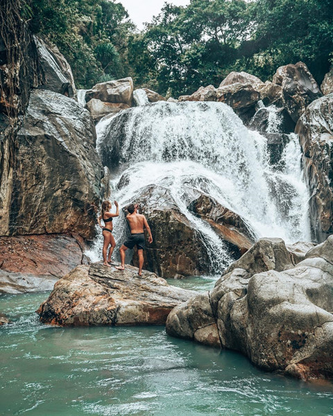 Trải nghiệm trò chơi mạo hiểm cliff jumping tại suối Ba Hồ