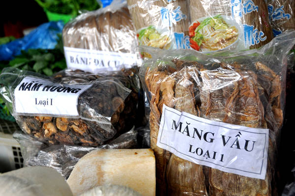 Các loại thực phẩm khô như măng vầu, nấm hương Bắc, miếng dong Bắc Kạn và hàng trăm mặt hàng khác được vận chuyển vào TP HCM bằng tàu hỏa.