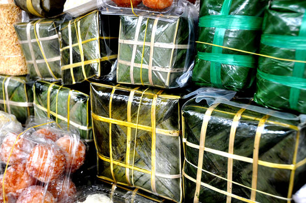 Đặc sản được bày bán nhiều nhất là các loại bánh chưng từ các làng nghề truyền thống tại Hà Nội. Theo nhiều khách hàng, bánh chưng được bán tại các cửa hàng ở Sài Gòn có giá không đắt hơn nhiều so với bánh được mua tại Hà Nội.