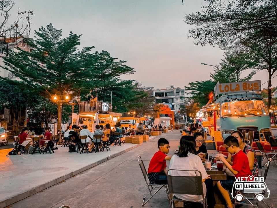 Tổ hợp ăn uống Quận 7 với không gian xe cũ đầy màu sắc