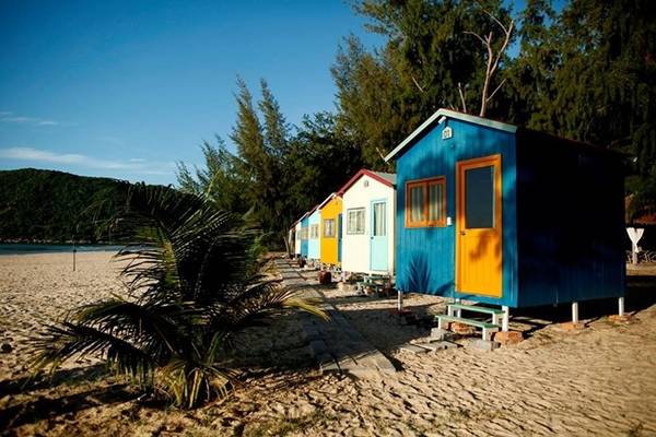 Khu nhà gỗ rực rỡ sắc màu phục vụ cắm trại biển Đại Lãnh