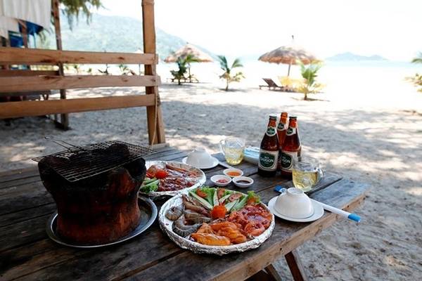 Thưởng thức hải sản tươi ngon khi cắm trại biển Đại Lãnh