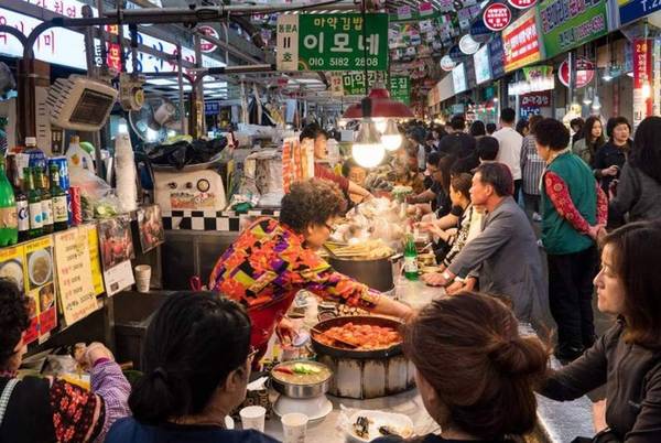 Chợ Gwangjang Seoul mở cửa từ 8h30 tới 18h hàng ngày, nhưng nhiều nhà hàng ở đây có thể mở muộn hơn, số khác lại đóng cửa vào chủ nhật. Địa chỉ chợ là 88 Changgyeonggung-ro, Jongno-gu, Seoul. Du khách có thể đi bằng tàu điện ngầm ở trạm Jongno 5, lên cửa số 9 hoặc 8 là có thể tới thẳng cổng chợ. Seoul không phải là một thành phố du lịch giá rẻ nên chi phí ăn uống cũng vậy, bạn phải trả 2 - 5 USD cho một món ăn. Nếu ăn uống trong Chợ Gwangjang Seoul có thể mỗi người phải chi khoảng 10 - 20 USD.