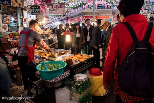 Chợ Gwangjang Seoul là nơi bạn sẽ tìm thấy rất nhiều du khách nước ngoài cũng như người dân Hàn Quốc cùng say sưa thưởng thức những món ngon của xứ kim chi.