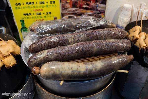 Tuy nhiên, phần chính của Chợ Gwangjang Seoul vẫn là khu ẩm thực, phục vụ các món ăn tại chỗ. Khu vực này giống như phố ẩm thực hay một nhà hàng ăn khổng lồ.