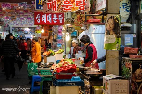 Chợ Gwangjang mở cửa từ năm 1905 nên được xem là khu chợ cổ nhất còn hoạt động ở Hàn Quốc. Mặc dù trải qua hàng chục năm tồn tại và phát triển, khu chợ vẫn gìn giữ được những giá trị di sản, phong cách và sức cuốn hút của văn hóa Hàn Quốc.