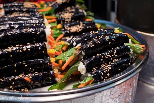 Mayak gimbap là món cơm cuộn đơn giản nhưng hút khách ở Hàn Quốc. Gimbap gồm cơm, một số loại rau củ muối cuộn bằng rong biển, sau đó cắt thành miếng nhỏ. Mayak gimbap nghĩa đen là "thuốc mê", không phải vì chứa thuốc mà chính món ăn đem lại cảm giác yêu thích, dễ ăn dễ nghiện với thực khách. Đến chợ Gwangjang, du khách bắt gặp rất nhiều hàng bán mayak gimbap với những khay hàng xếp đầy các cuộn cơm nhỏ dài.