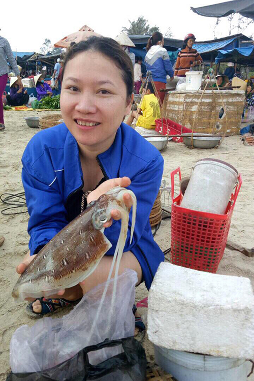 Chị Diệp từ thị trấn Núi Thành chia sẻ về trải nghiệm mua hải sản tươi sống tại chợ Tam Tiến Quảng Nam.